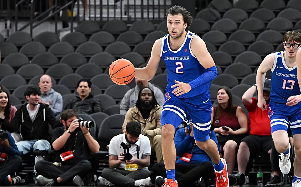 快船新秀表现惊艳，全场观众掌声不断，成功开发密码也是标准进入.