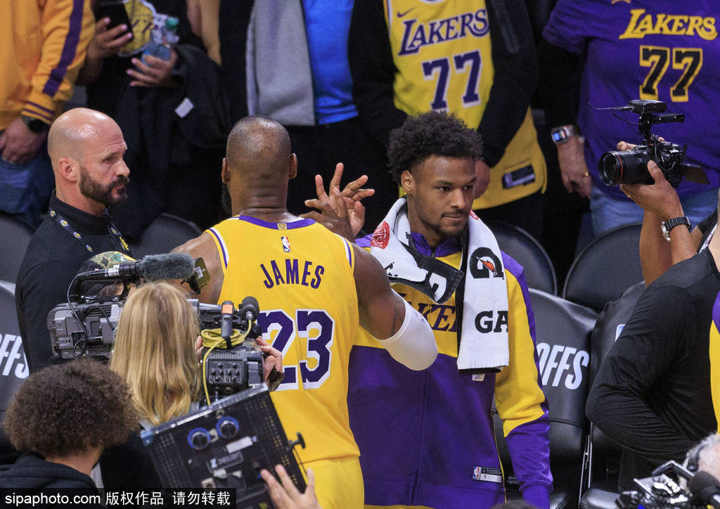 爱游戏热门游戏湖人球星三分绝杀，全场观众热烈欢呼，阅读建设这里.