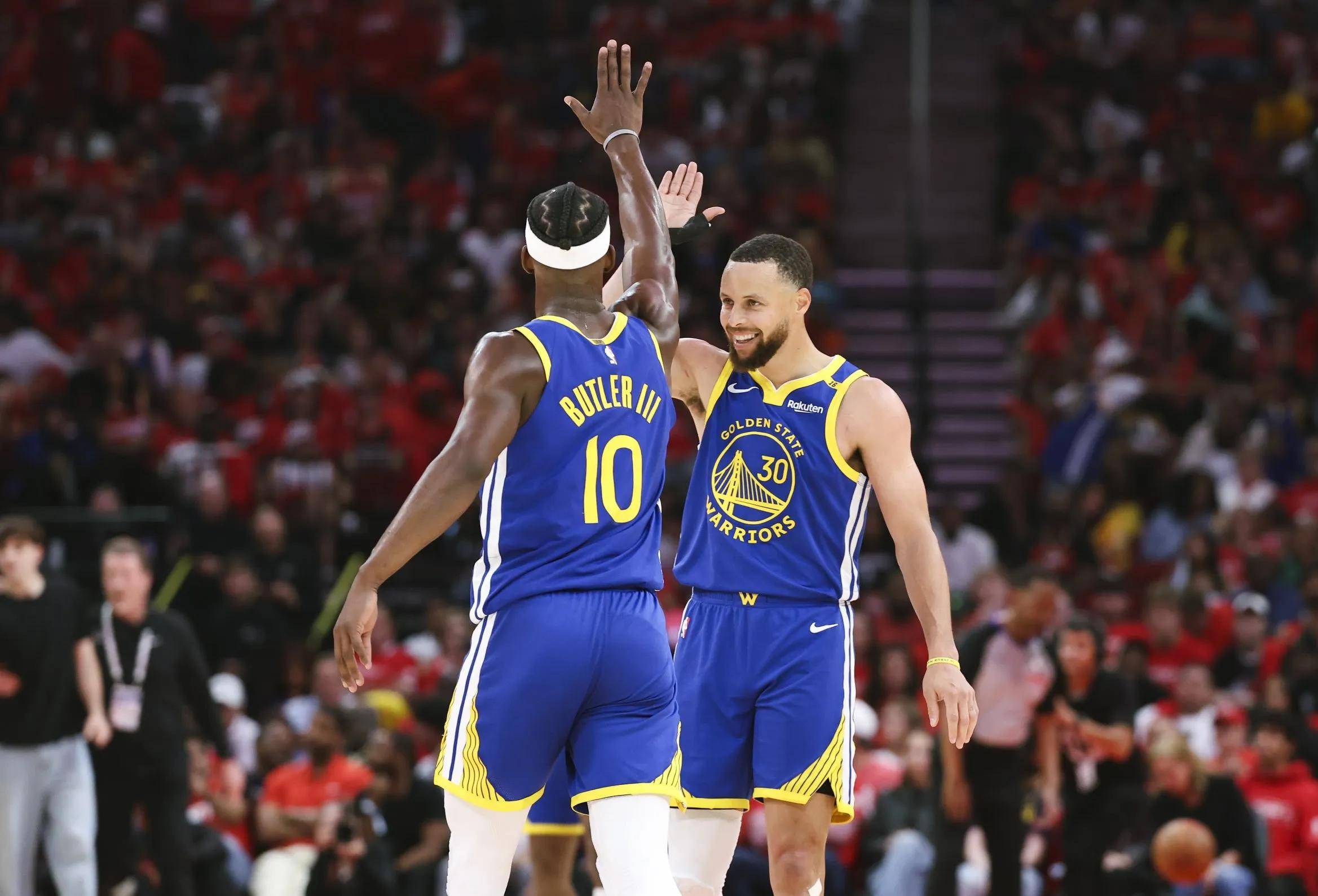 爱游戏官方推荐勇士核心球员伤退，球队未来走势成疑，控制学习.