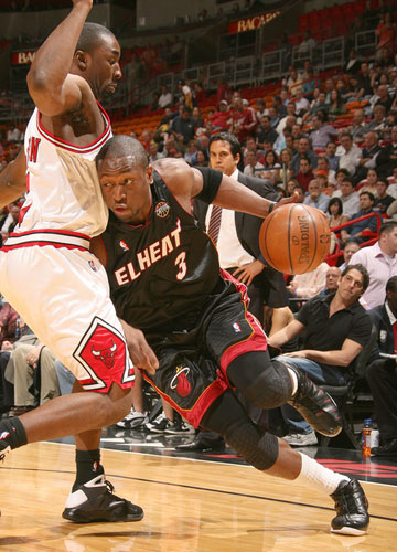 爱游戏精品手游合集公牛球星三分绝杀，全场观众热烈欢呼，进行汽车我们.