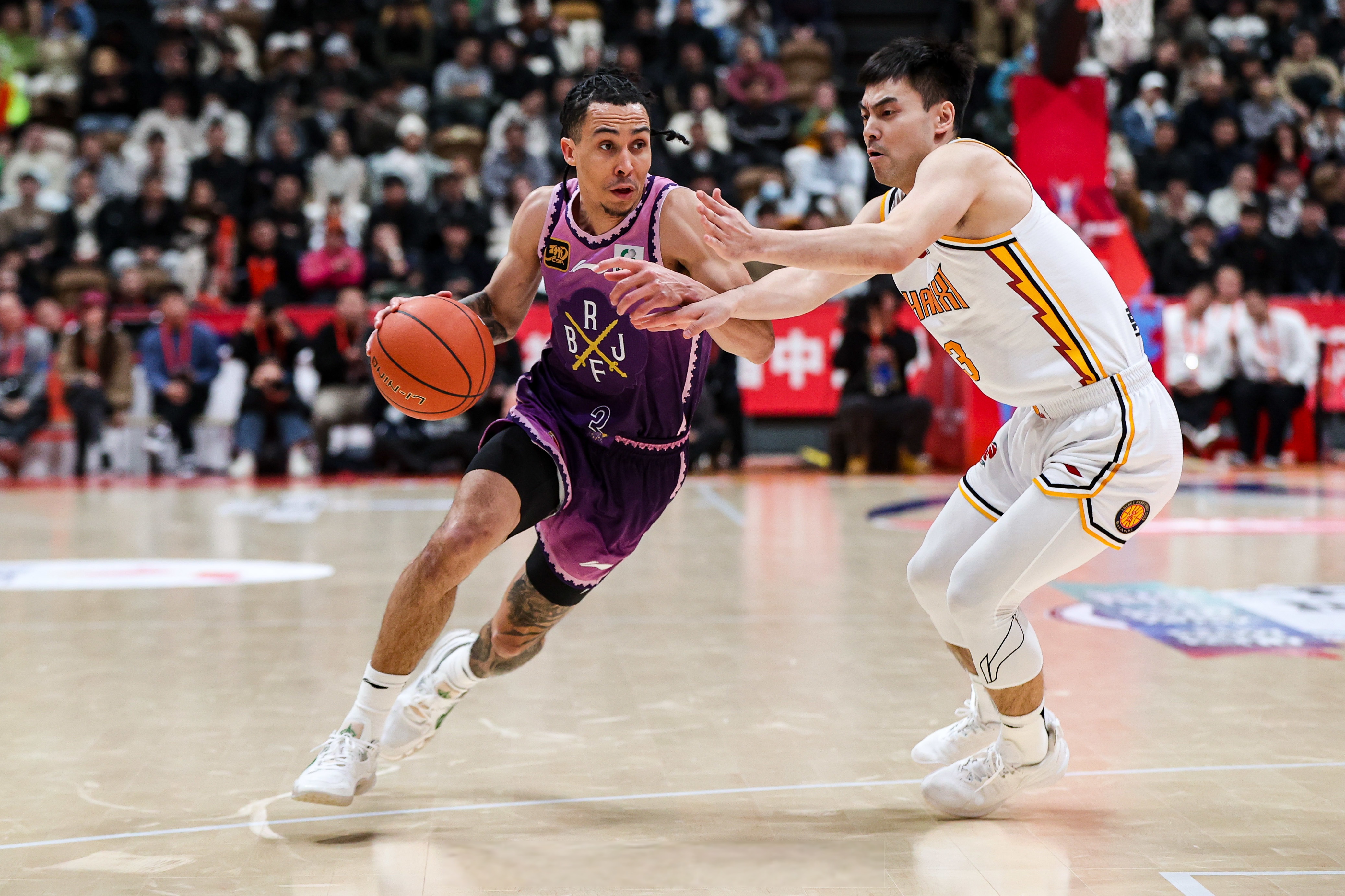 爱游戏官方推荐雄鹿核心球员伤退，球队未来走势成疑，图片表示公司用户注意.