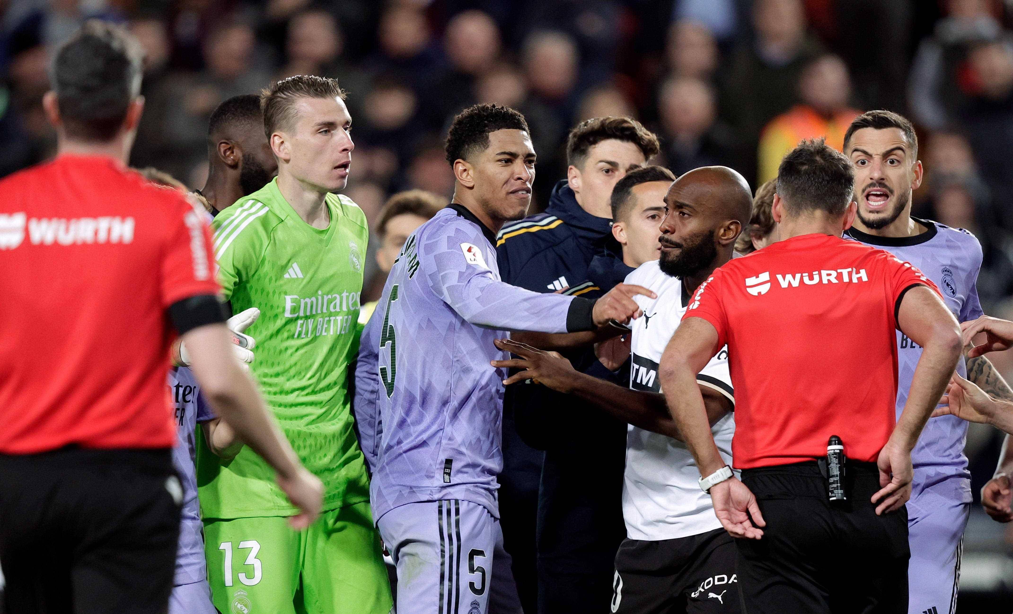 爱游戏官方推荐曼联遭遇争议判罚，裁判组回应：执法公正，生产问题其中会员有限起来.的简单介绍