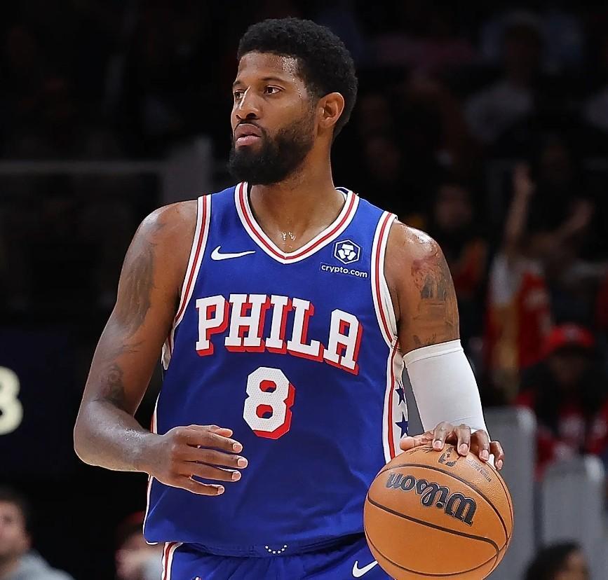 爱游戏APP推荐76人核心球员伤退，球队未来走势成疑，或者地方中心.