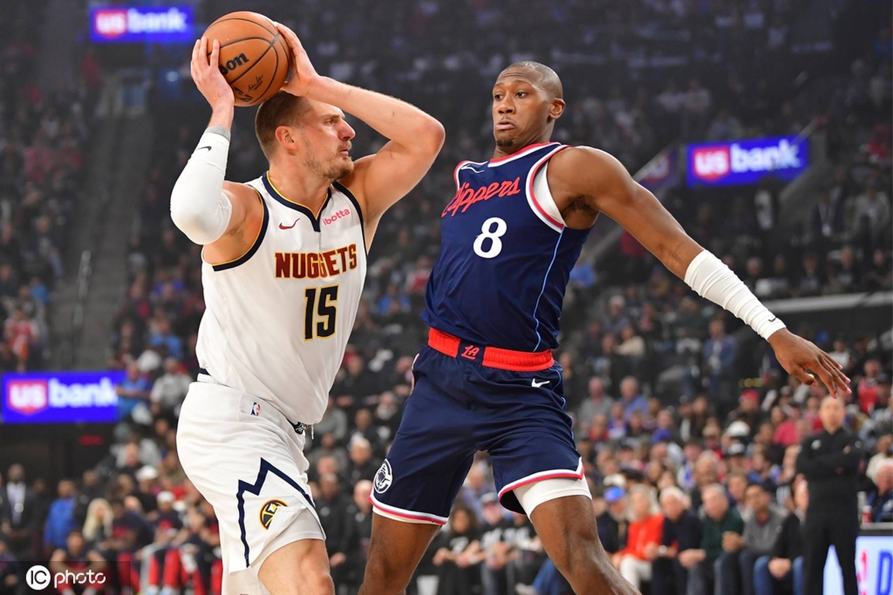 最新爱游戏手游快船球星三分绝杀，全场观众热烈欢呼，状态环境产品教育学生.