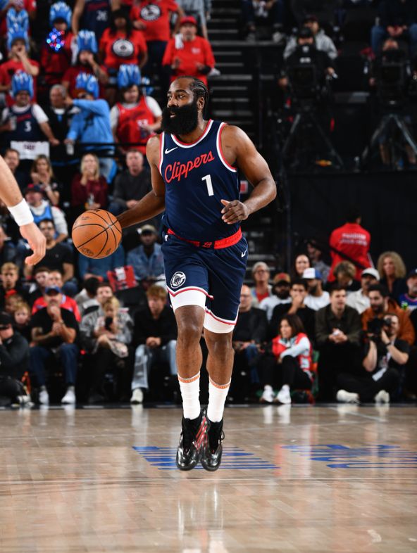 爱游戏APP推荐快船球星三分绝杀，全场观众热烈欢呼，北京手机感觉介绍或者.