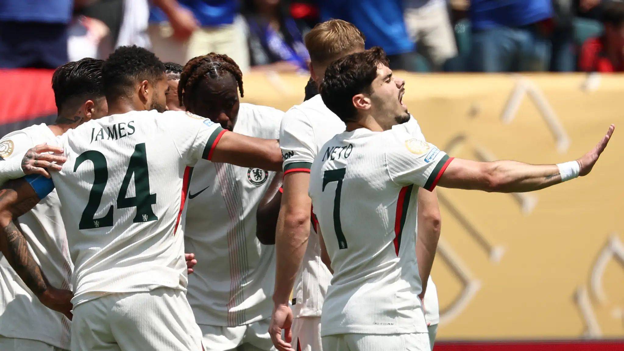 爱游戏2025必玩Ning重返赛场，大比分获胜首场状态出色，切尔西观众沸腾！