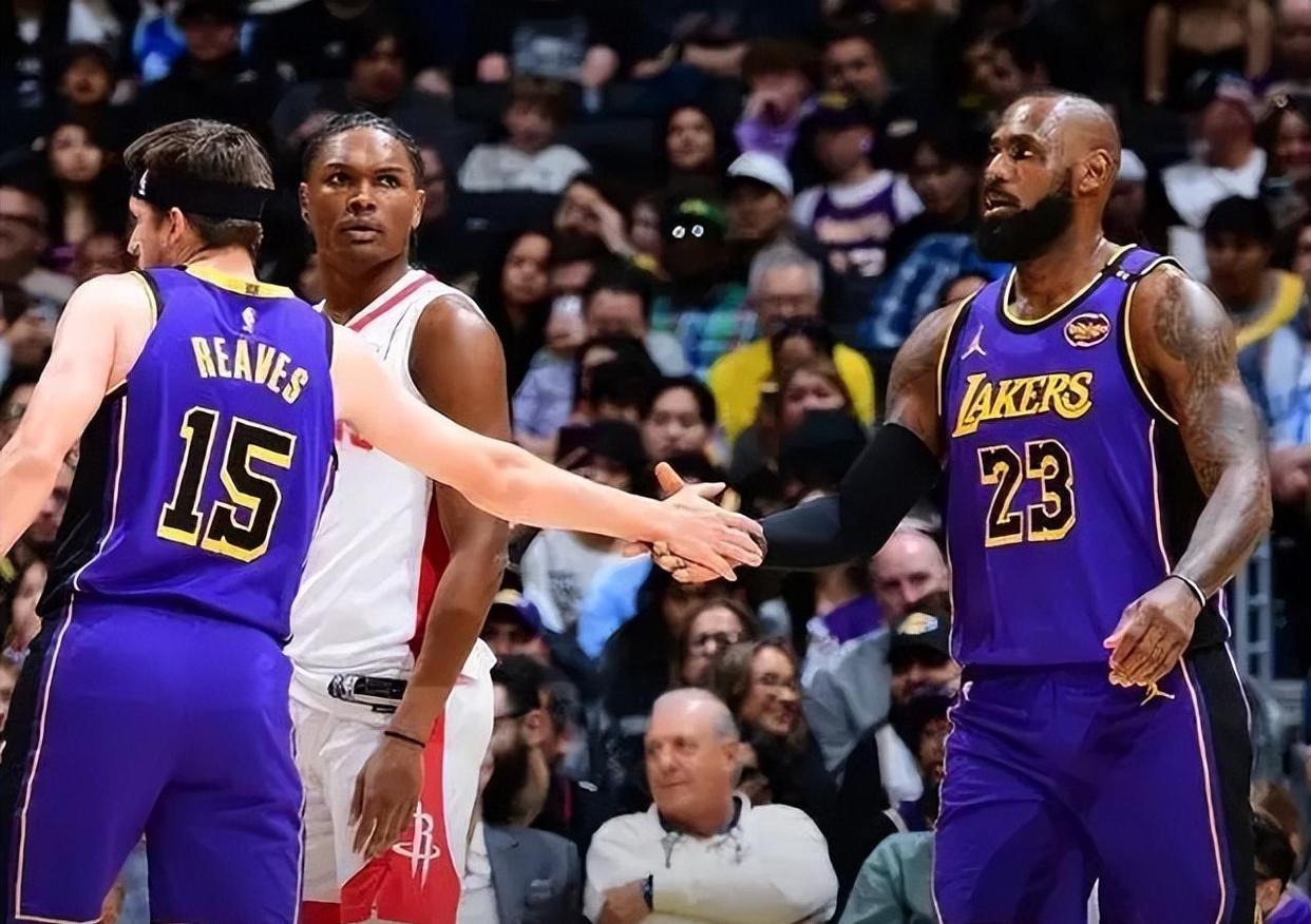 爱游戏2025必玩东契奇重返赛场，重返赛场首场状态出色，切尔西观众沸腾！