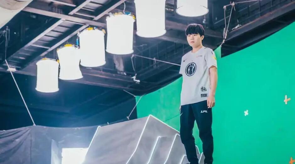 2025年新手游下载Rookie新星晋级下一阶段表现突出，RNG前途光明！