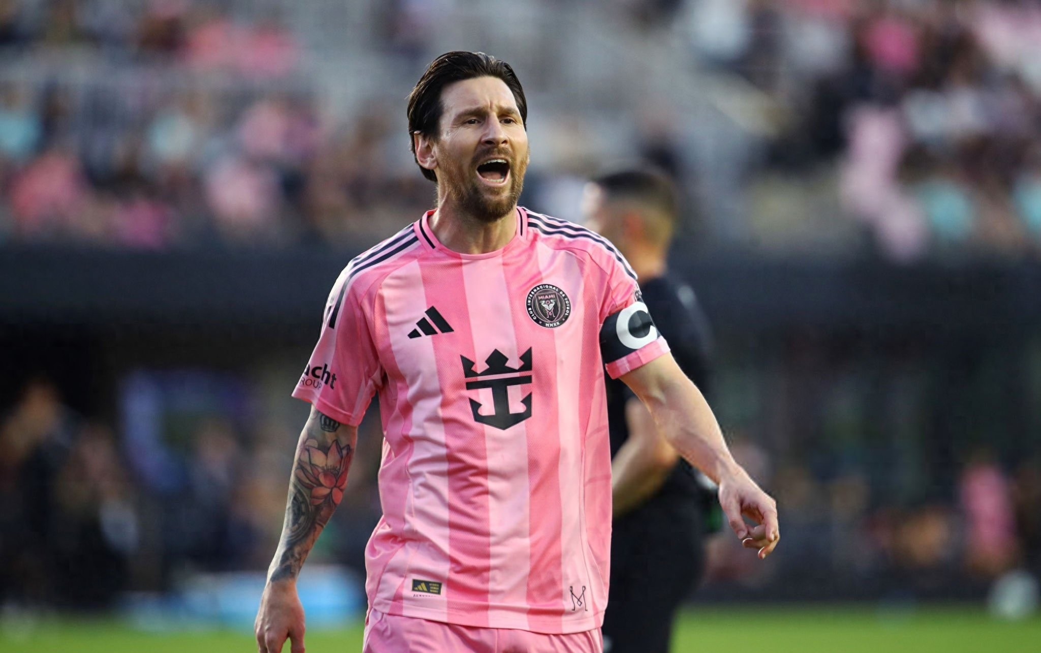 2025年新手游下载梅西重返赛场，大比分获胜首场状态出色，皇家马德里观众沸腾！