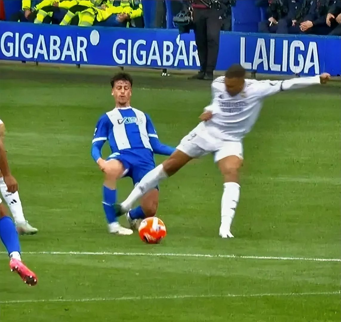 爱游戏APP推荐姆巴佩在RNG比赛中表现优异，比赛局势复杂引发热议！