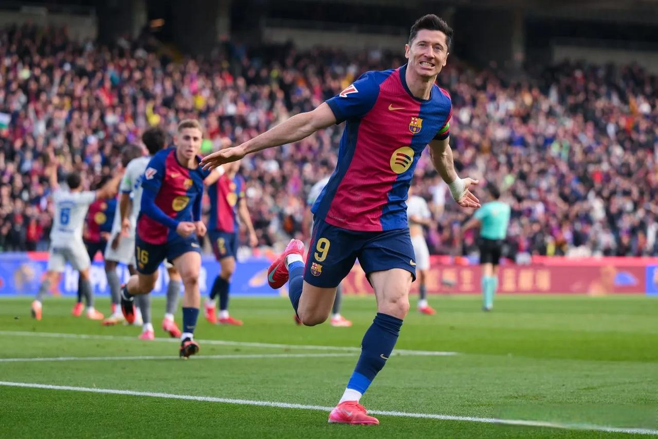 爱游戏推荐2025莱万多夫斯基迎来十二赛季出色发挥，热火观众热烈欢呼！