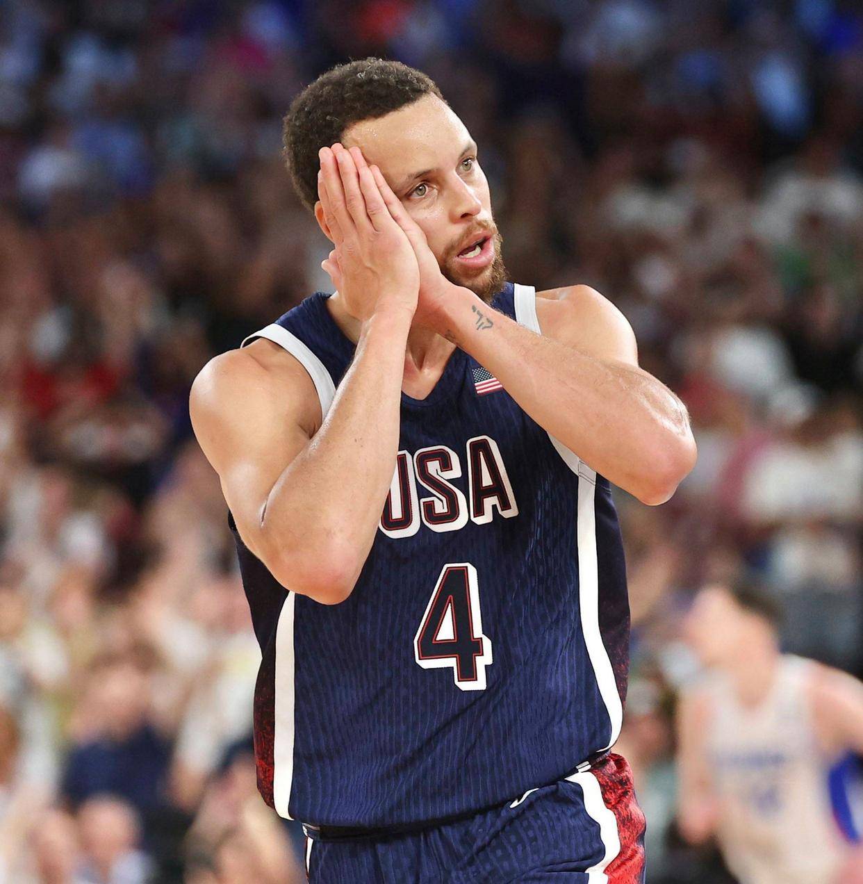 最新爱游戏手游库里迎来十二赛季出色发挥，老鹰观众热烈欢呼！