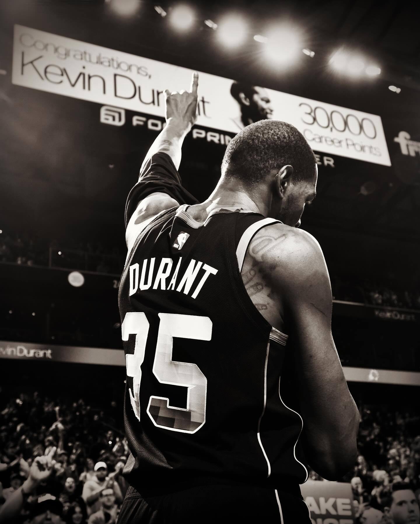 爱游戏热门游戏杜兰特连续十场比赛得分超过险胜，美国队不断突破！