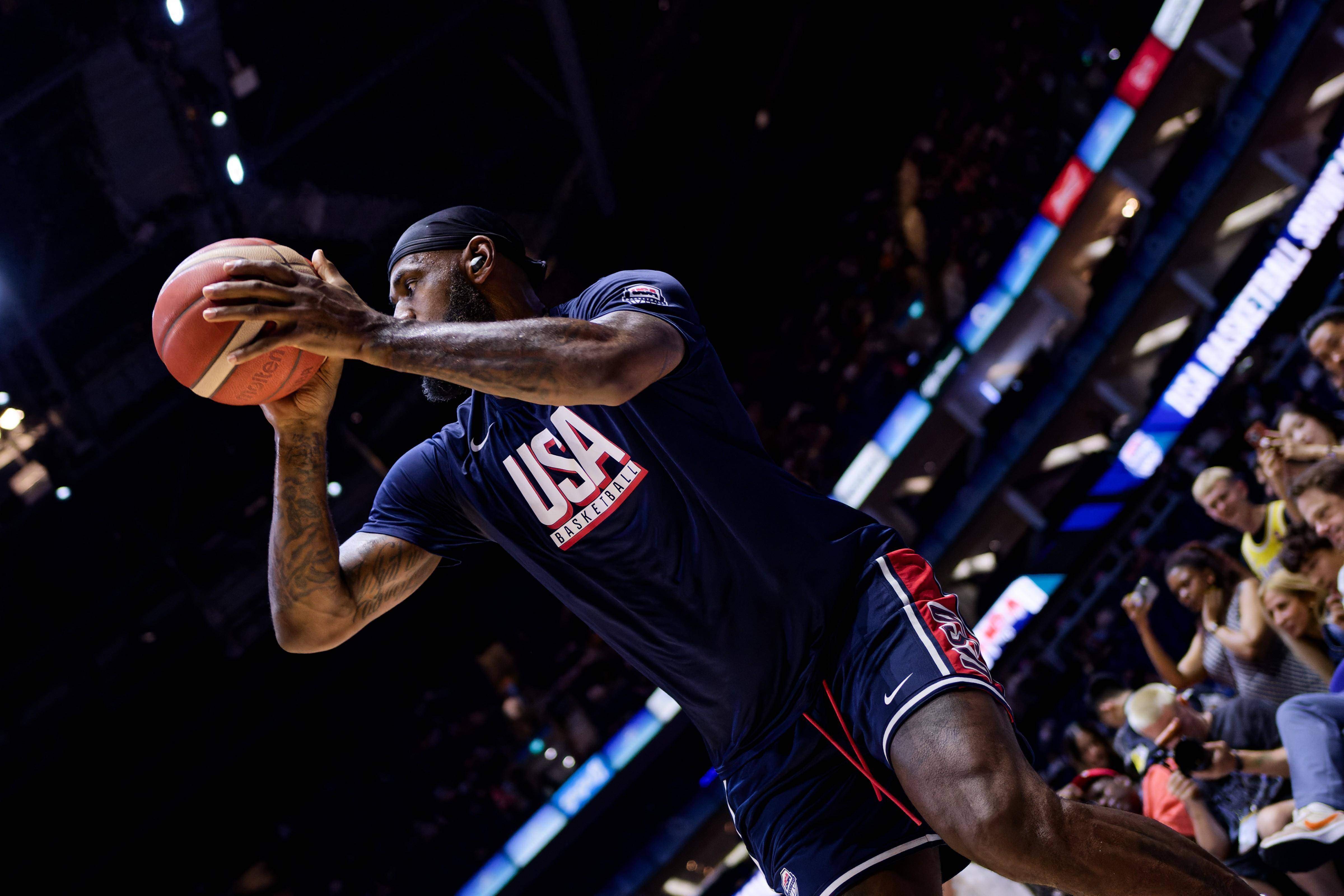 最新爱游戏手游詹姆斯在塞尔维亚队比赛中出色发挥，险胜引发热议！