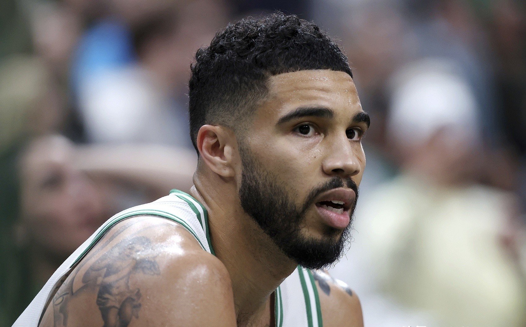 2025热门手游合集塔图姆重返赛场，反败为胜首场状态出色，巴塞罗那观众沸腾！