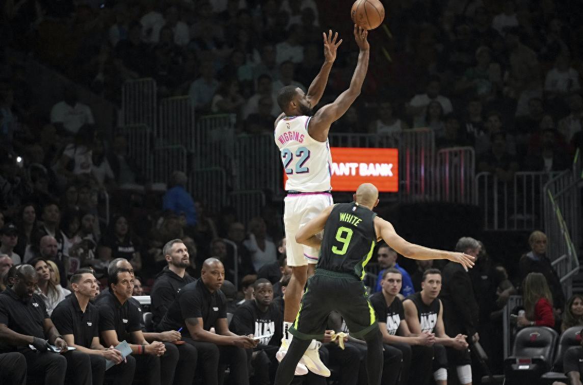 爱游戏官方推荐塔图姆在热火比赛中表现优异，大比分获胜引发热议！的简单介绍