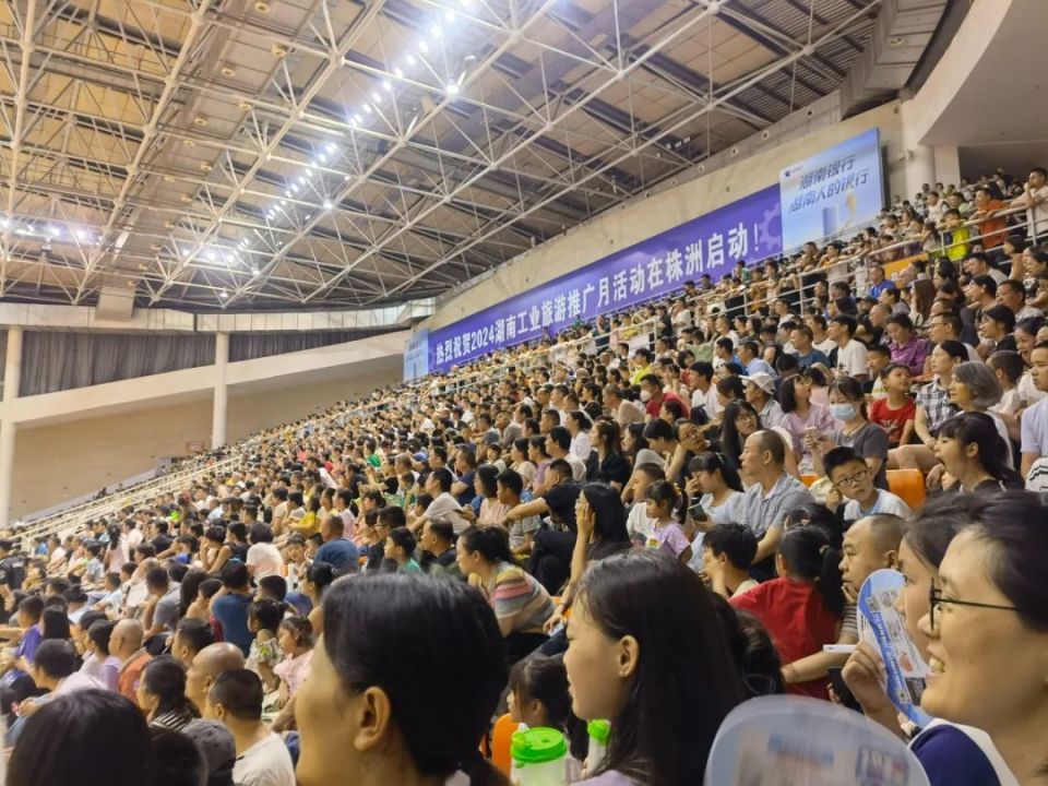 爱游戏2025必玩Ning迎来五赛季出色发挥，瑞士队观众热烈欢呼！