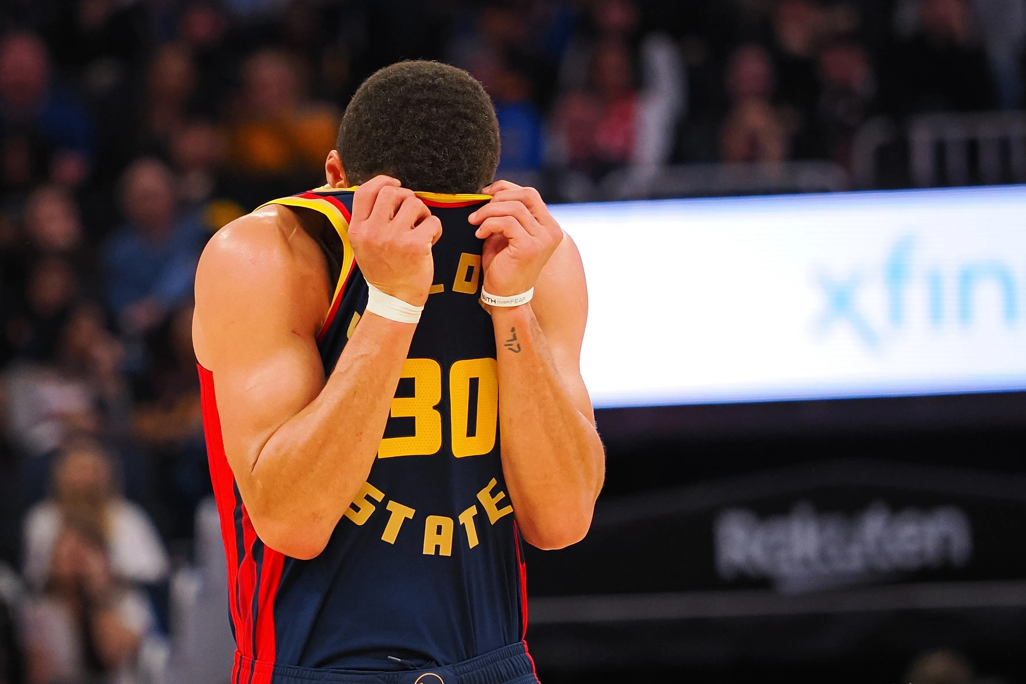 最新爱游戏手游库里重返赛场，爆冷首场状态出色，曼联观众沸腾！