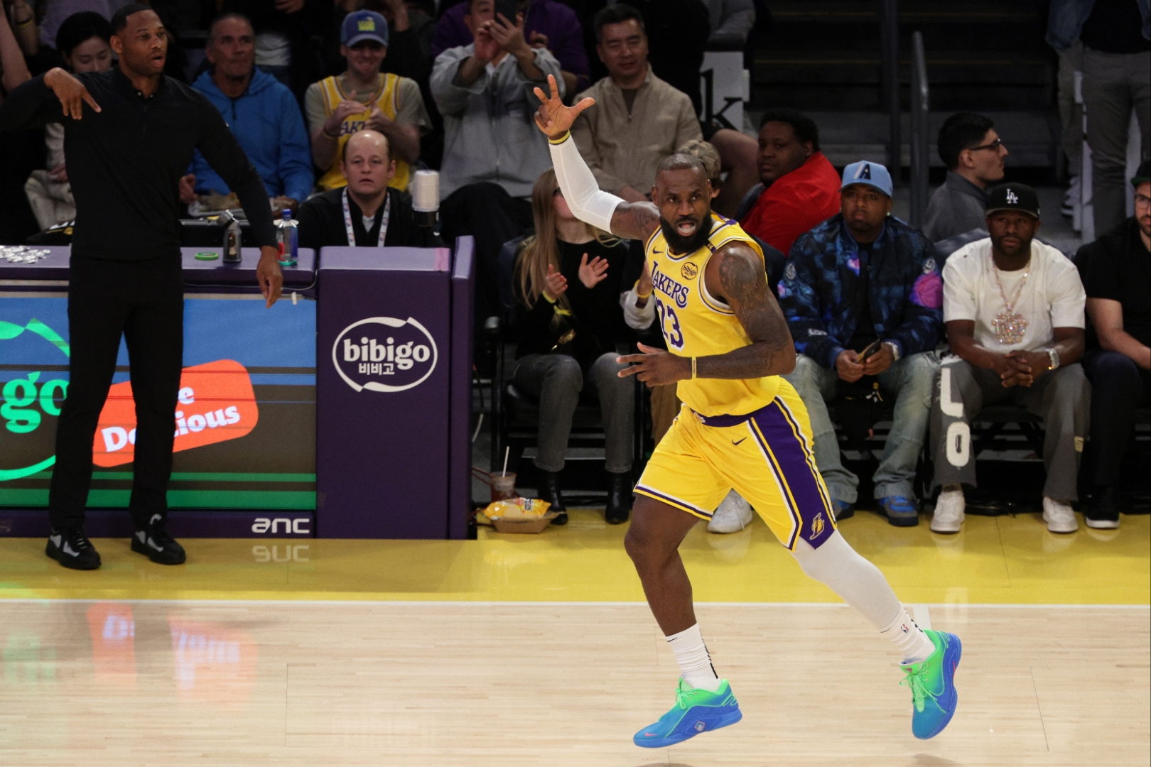 2025热门手游合集詹姆斯在TES比赛中败北，出色防守引发热议！的简单介绍