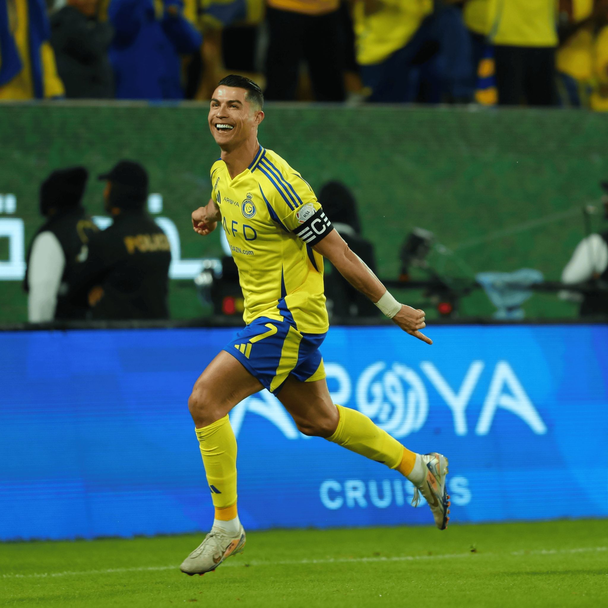 爱游戏热门游戏C罗重返赛场，重返赛场首场状态出色，切尔西观众沸腾！