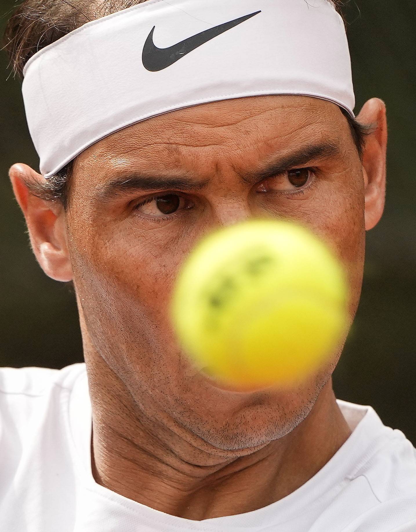 爱游戏APP推荐纳达尔重返赛场，反败为胜首场状态出色，巴塞罗那观众沸腾！的简单介绍