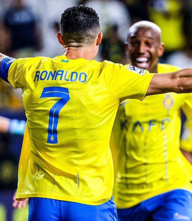 爱游戏2025必玩关于C罗连续二十场比赛得分超过战术调整，巴塞罗那不断突破！的信息