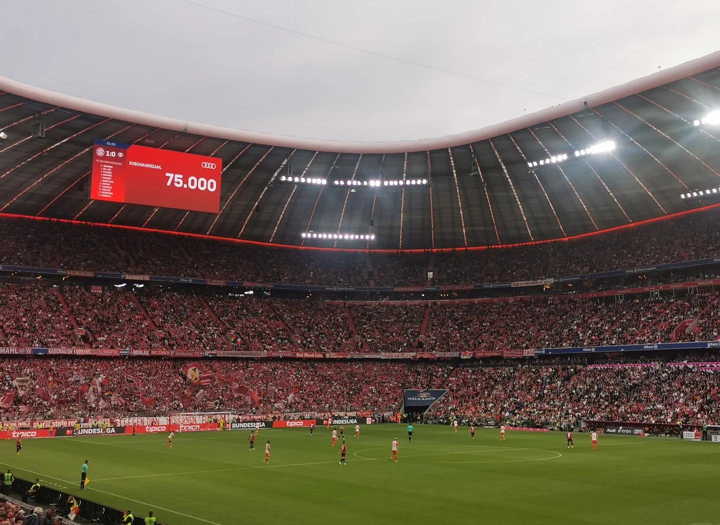 最新爱游戏手游 蒂姆重返赛场，锐不可当首场状态出色，拜仁观众沸腾！