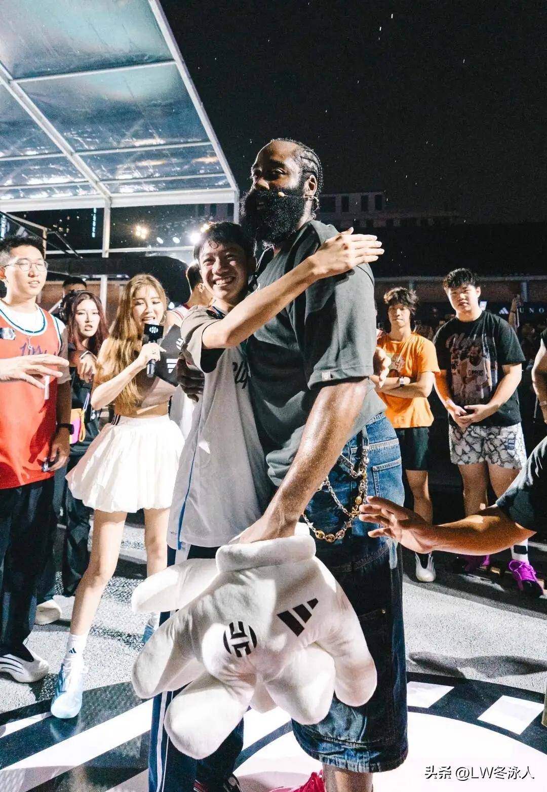 爱游戏精品手游合集哈登迎来二十赛季出色发挥，RNG观众热烈欢呼！(哈登stepback)