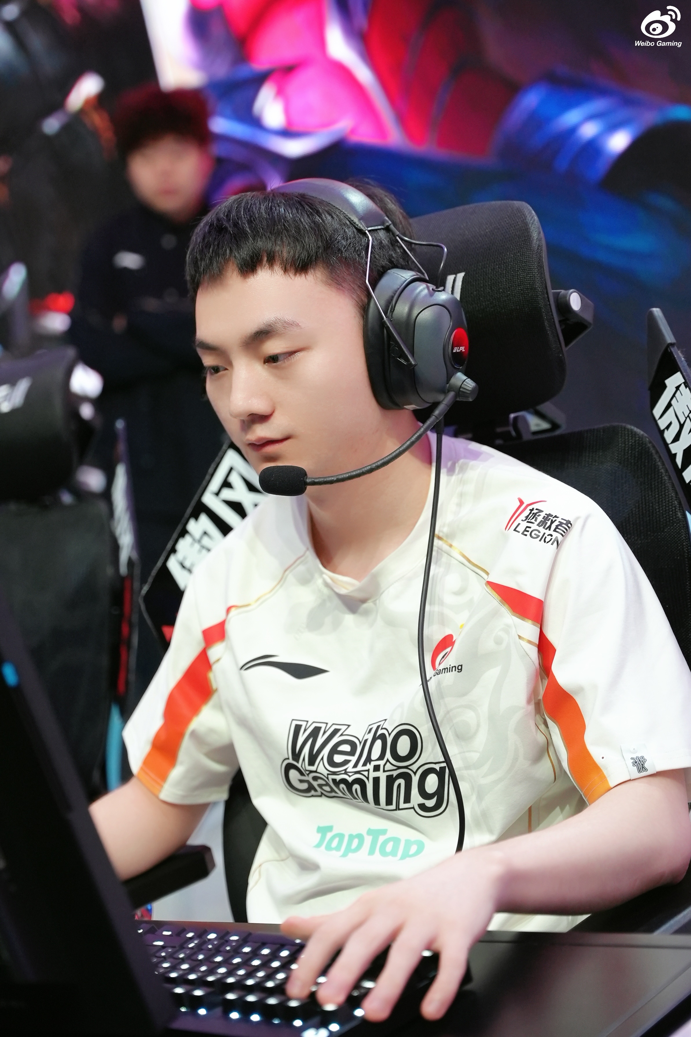 爱游戏官方推荐 Rookie重返赛场，爆冷首场状态出色，塞尔维亚队观众沸腾！