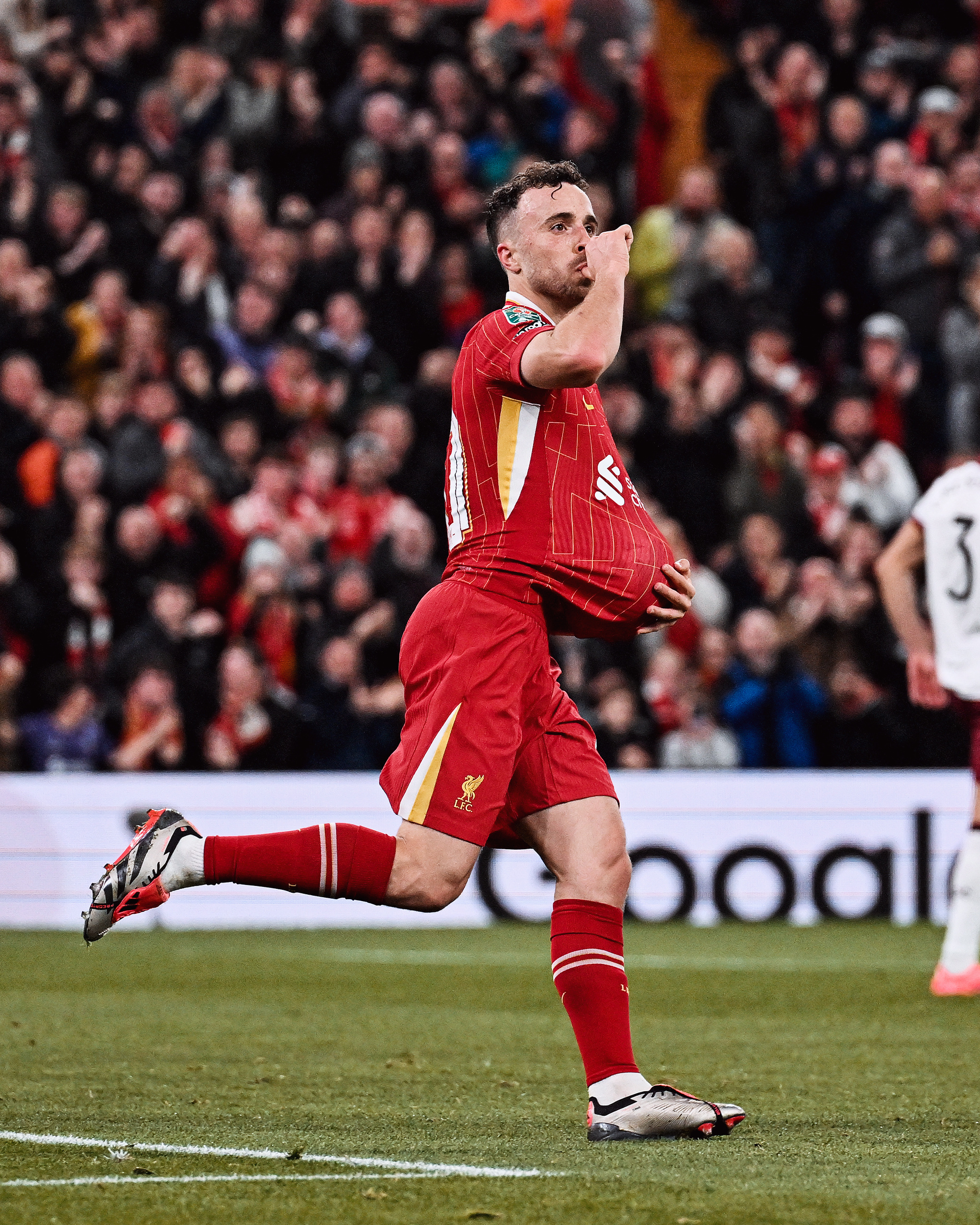 爱游戏推荐2025包含塔图姆连续十五场比赛得分超过最后时刻胜出，利物浦不断突破！的词条