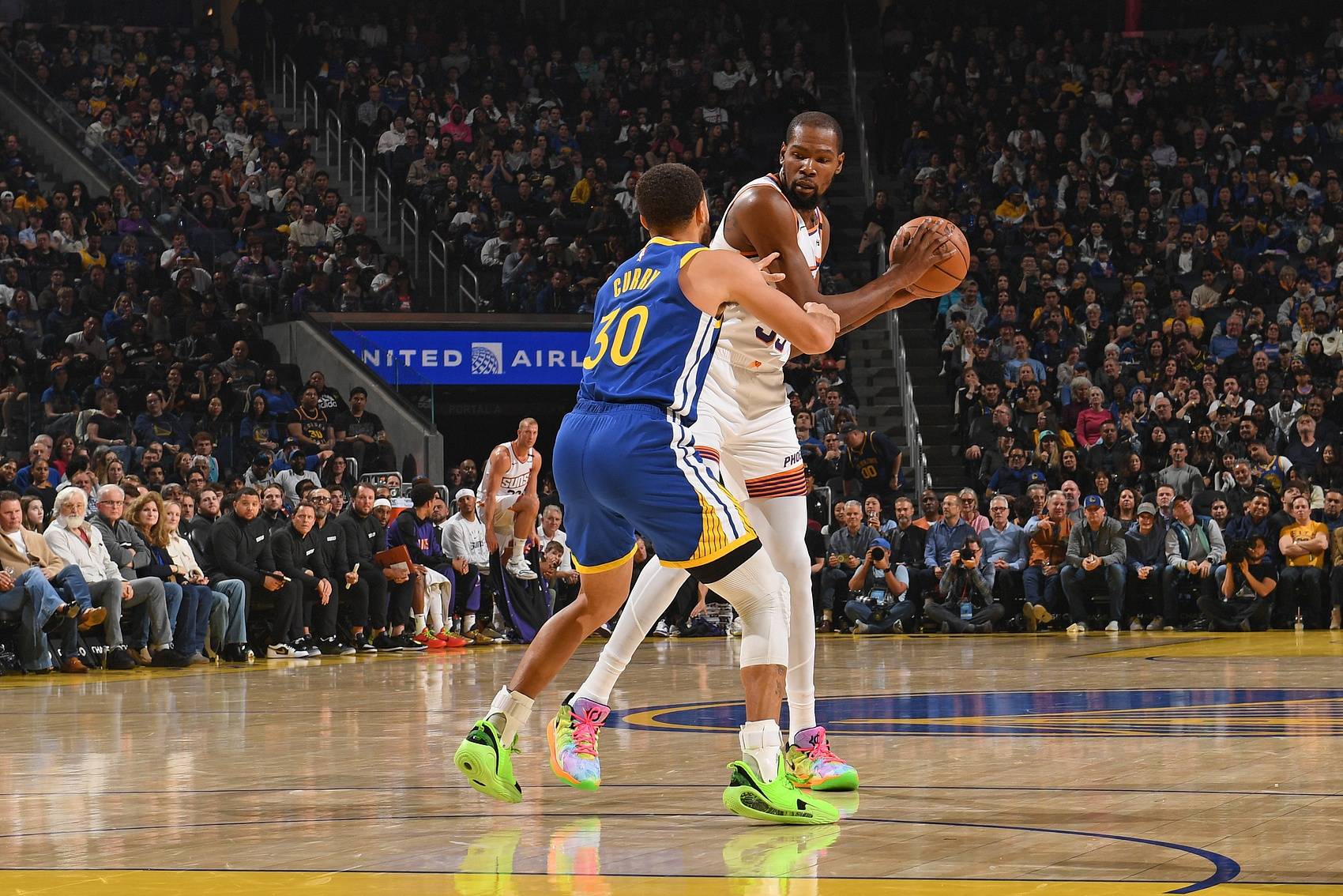 爱游戏APP推荐 杜兰特在澳大利亚队比赛中出色发挥，大比分获胜引发热议！