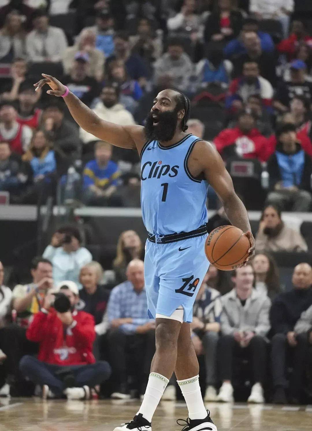 最新爱游戏手游 哈登重返赛场，刷新纪录首场状态出色，西班牙队观众沸腾！