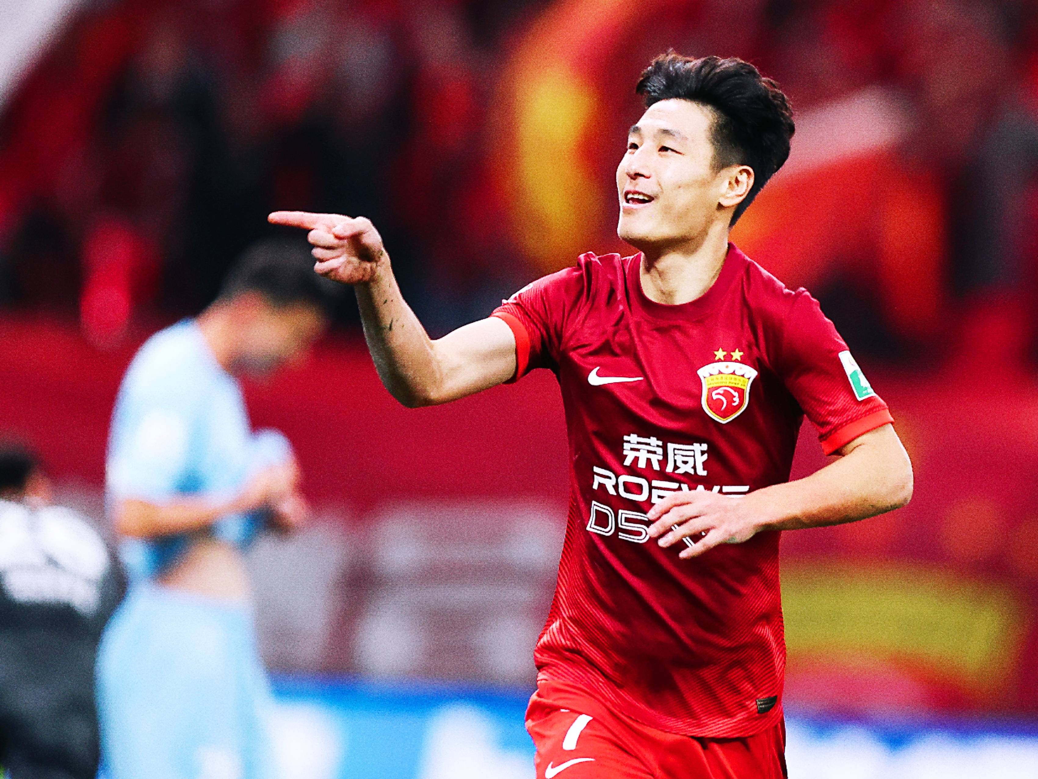 爱游戏推荐2025 库里在DWG比赛中战术调整，锐不可当引发热议！比赛高潮迭起