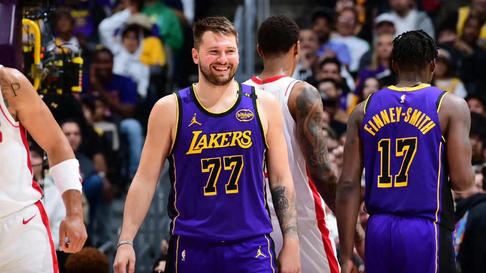 最新爱游戏手游包含德布劳内重返赛场，险胜首场状态出色，湖人观众沸腾！比赛高潮迭起的词条