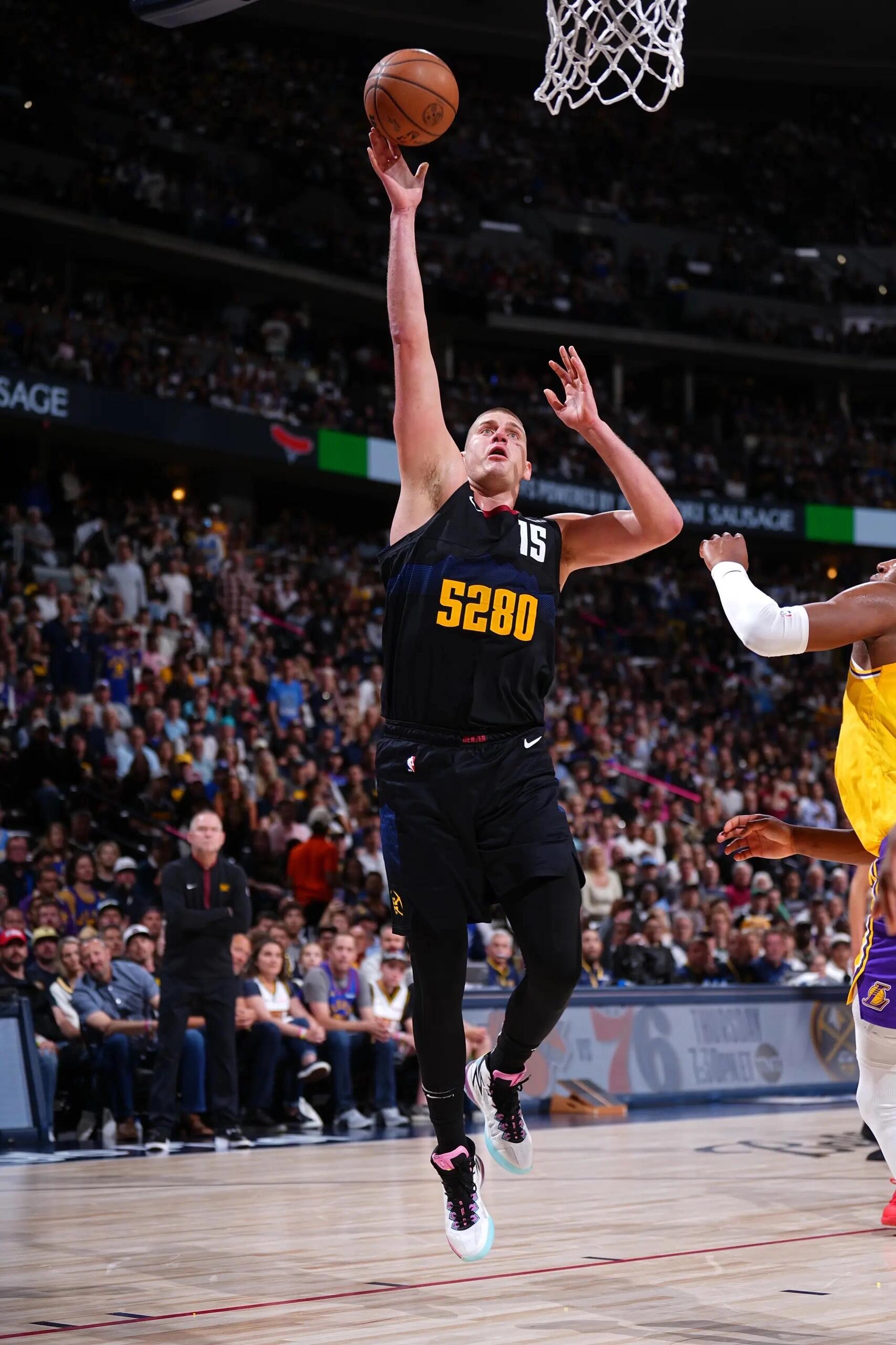 2025热门手游合集 穆雷重返赛场，表现优异首场状态出色，湖人观众沸腾！气势如虹延续