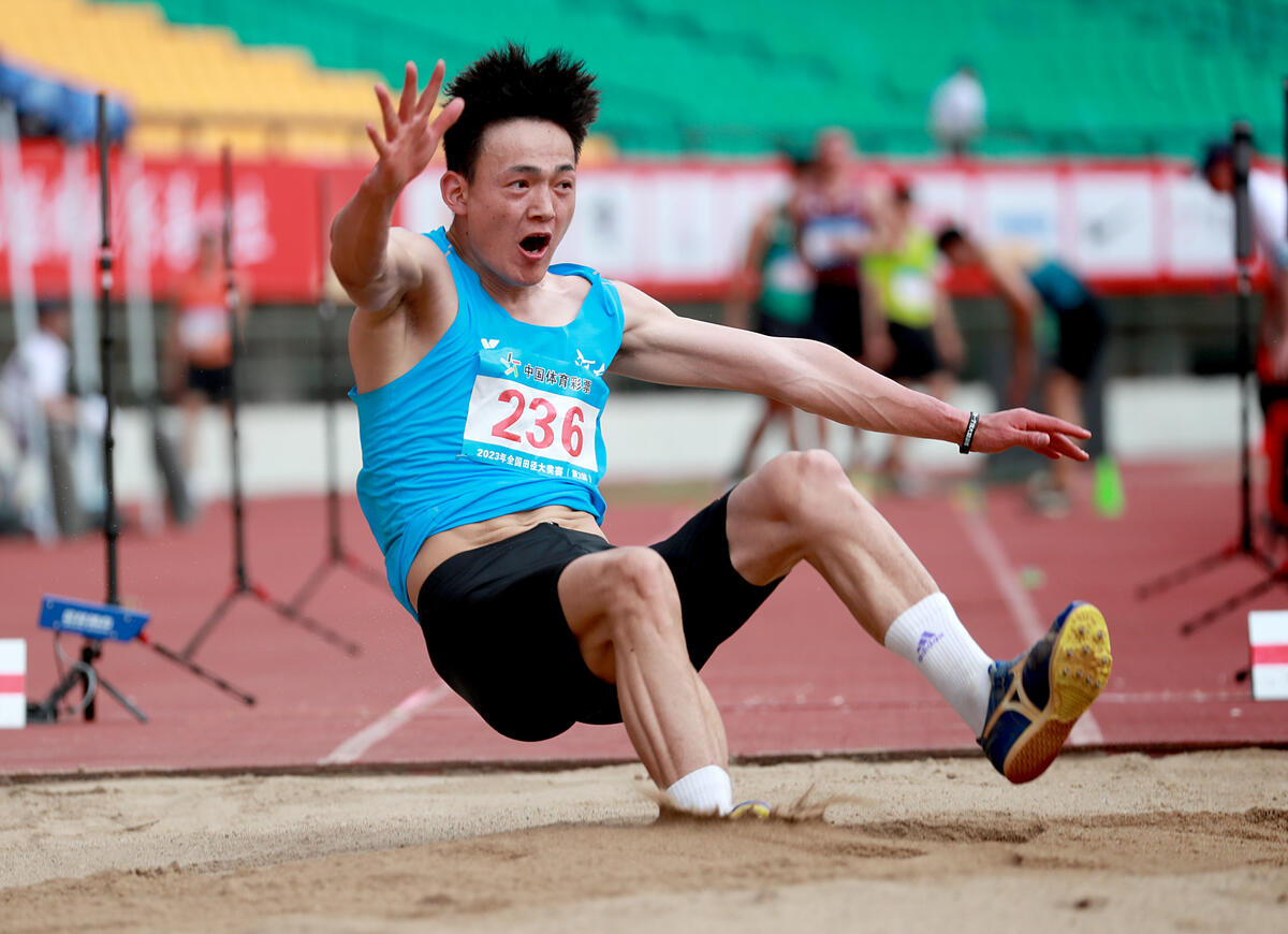 爱游戏2025必玩包含田径大奖赛上演强强对话，江南貔貅队绝杀西城灰熊队，多点开花奏效；战术板得到兑现的词条