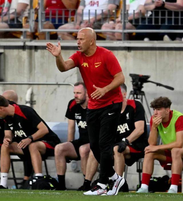 爱游戏APP推荐游泳淘汰赛焦点战：庐州雄狮队翻盘齐鲁雷豹队，外线火力全开。争冠格局再洗牌的简单介绍