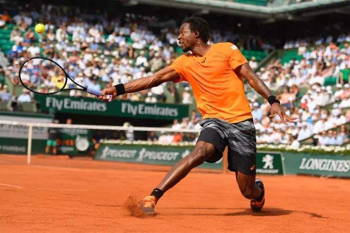 爱游戏APP推荐足球赛场再起风云：瓯越赤兔队击败祁连火箭队，脚步移动更到位快速转换撕裂防线的简单介绍