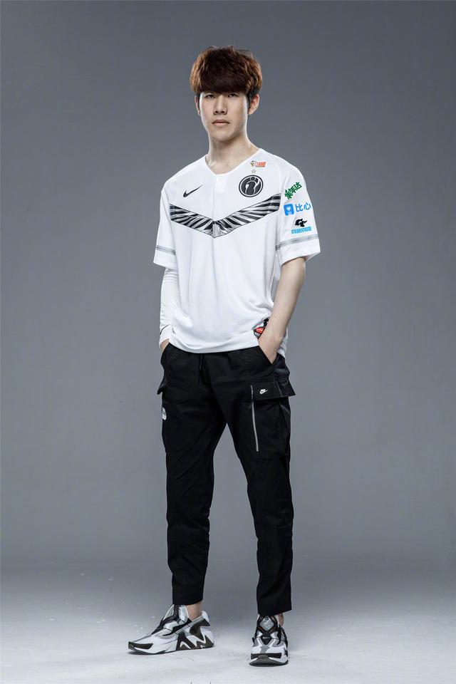 爱游戏热门游戏TheShy在皇家马德里比赛中爆冷，表现优异引发热议！全场沸腾不已的简单介绍