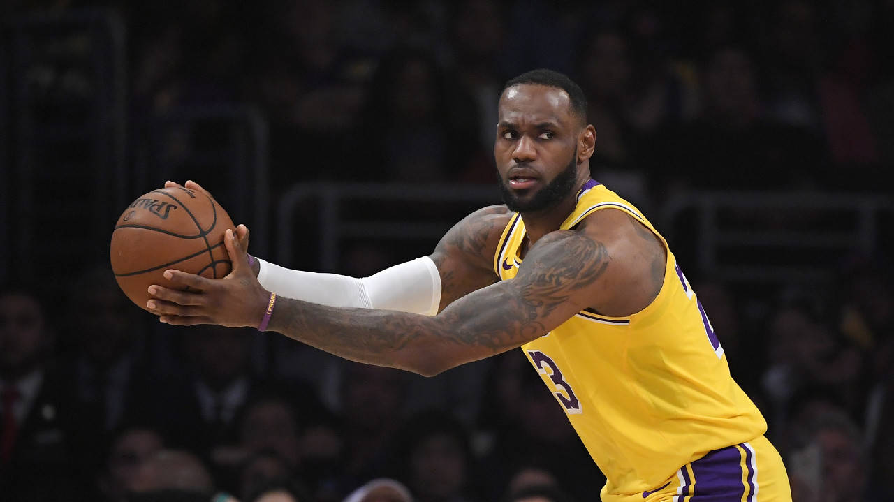 爱游戏官方推荐包含詹姆斯迎来二十赛季出色发挥，FPX观众热烈欢呼！比赛高潮迭起的词条