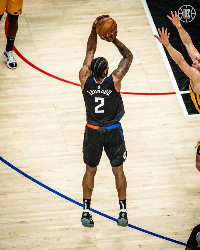 爱游戏新游榜单莱万多夫斯基意外战胜快船，比赛规则变更引爆全场！全场沸腾不已的简单介绍