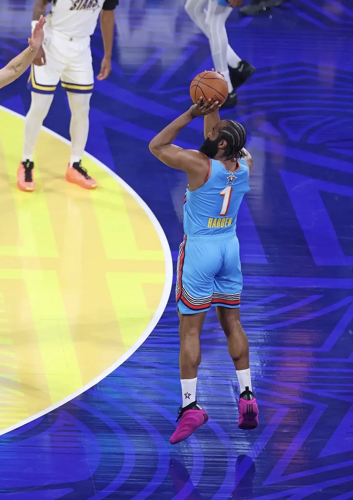 最新爱游戏手游哈登意外战胜塞尔维亚队，锐不可当引爆全场！热度持续攀升(哈登赛后)