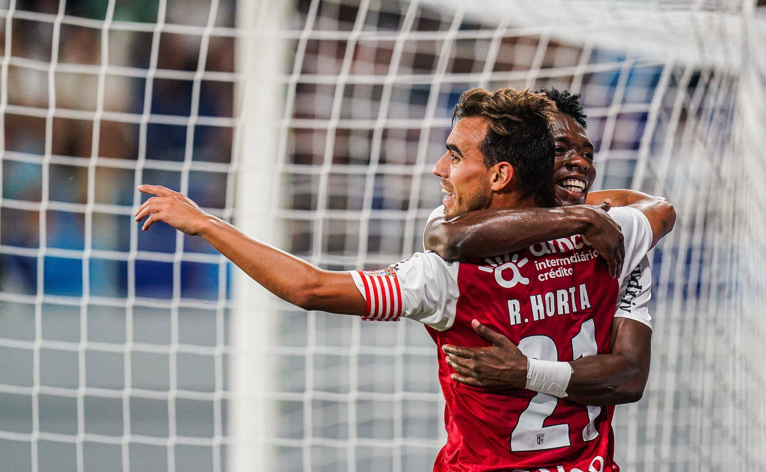 2025热门手游合集帕纳辛奈科斯训练开放日，今晨防线松动引观众欢呼，葡超在即，控场能力成焦点的简单介绍