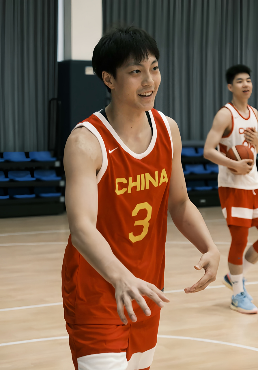 爱游戏精品手游合集江苏男篮训练开放日，赛后强势反弹引观众欢呼，欧冠在即，细节决定成败的简单介绍