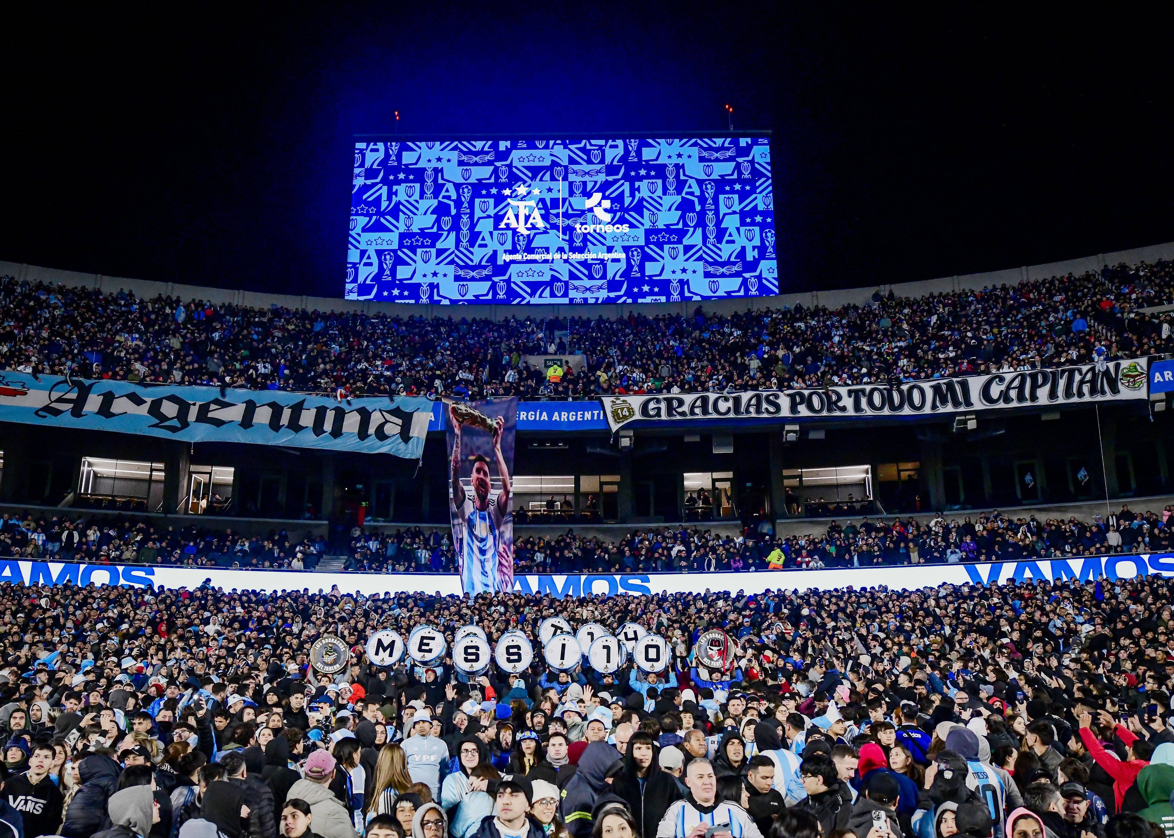 2025年新手游下载包含梅西回归赛场，高光表现首场状态亮眼，皇家马德里观众沸腾！的词条