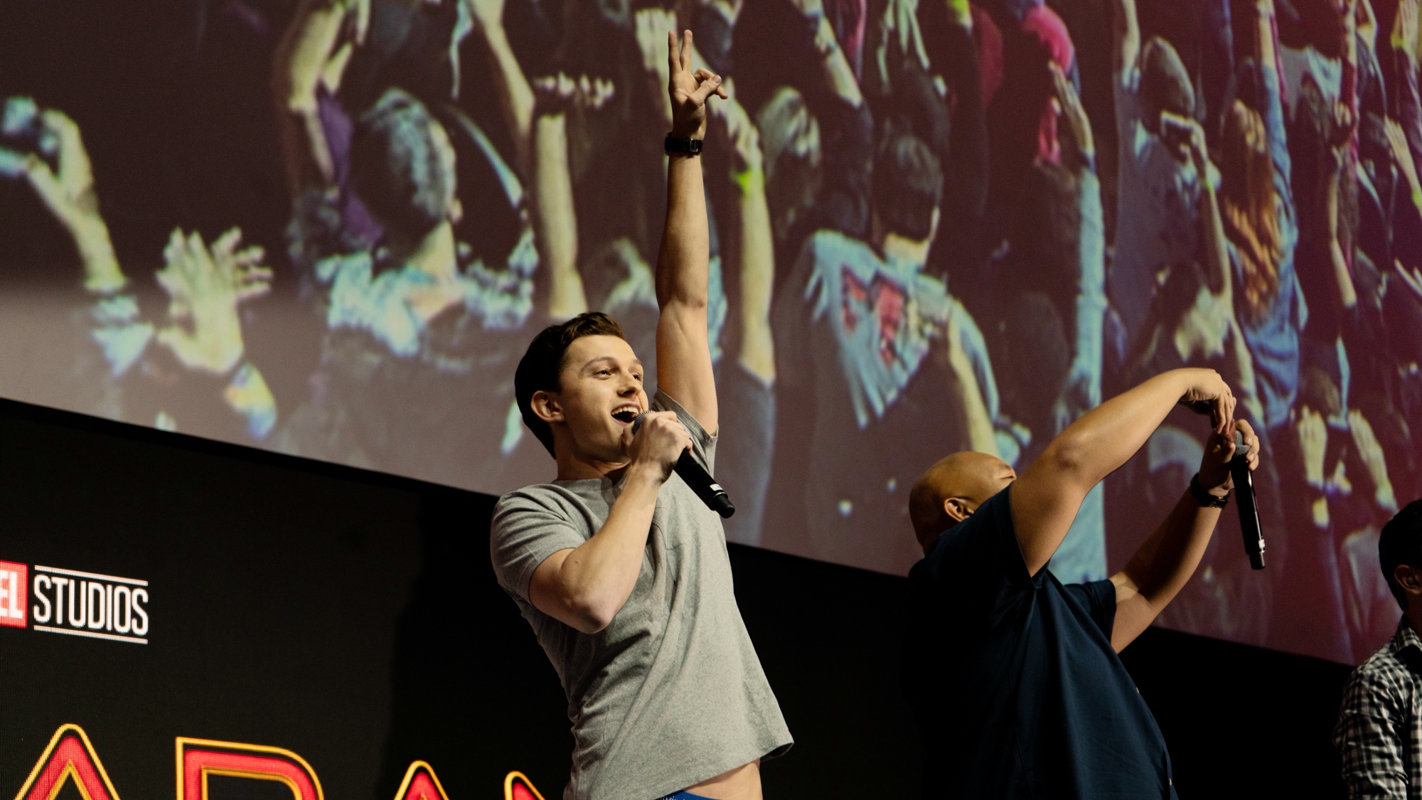 爱游戏热门游戏 莎拉波娃回归赛场，战术调整首场状态亮眼，阿森纳观众沸腾！