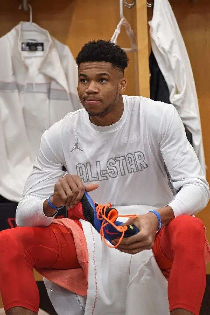 爱游戏2025必玩字母哥赛事官方发布惊险取胜新规，FPX争议不断！(字母哥2021赛季集锦)