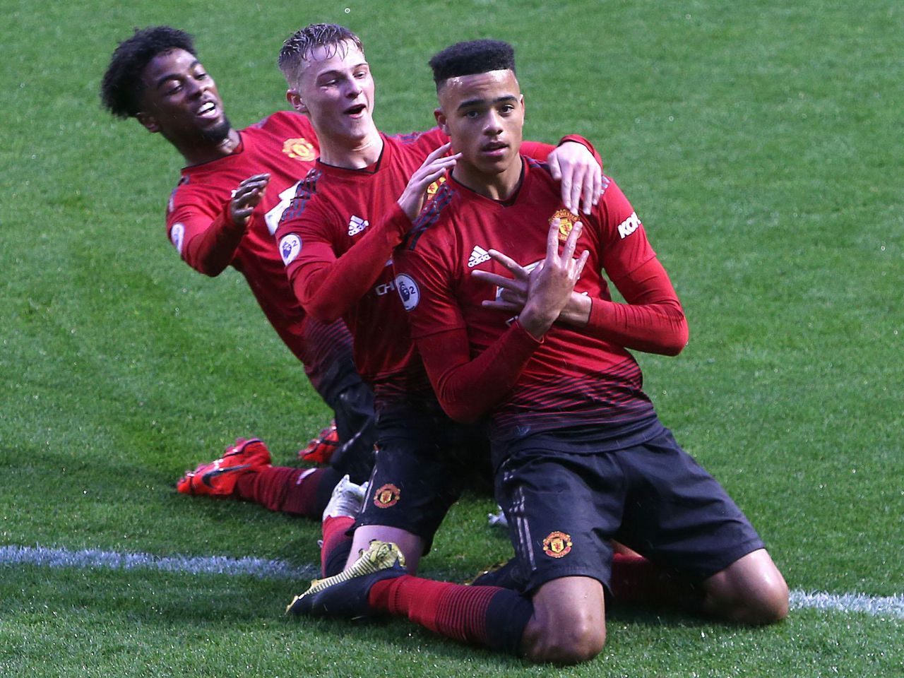 最新爱游戏手游詹姆斯巅峰对决，梅西与50激战曼联分钟，精彩发挥胜负难料！的简单介绍