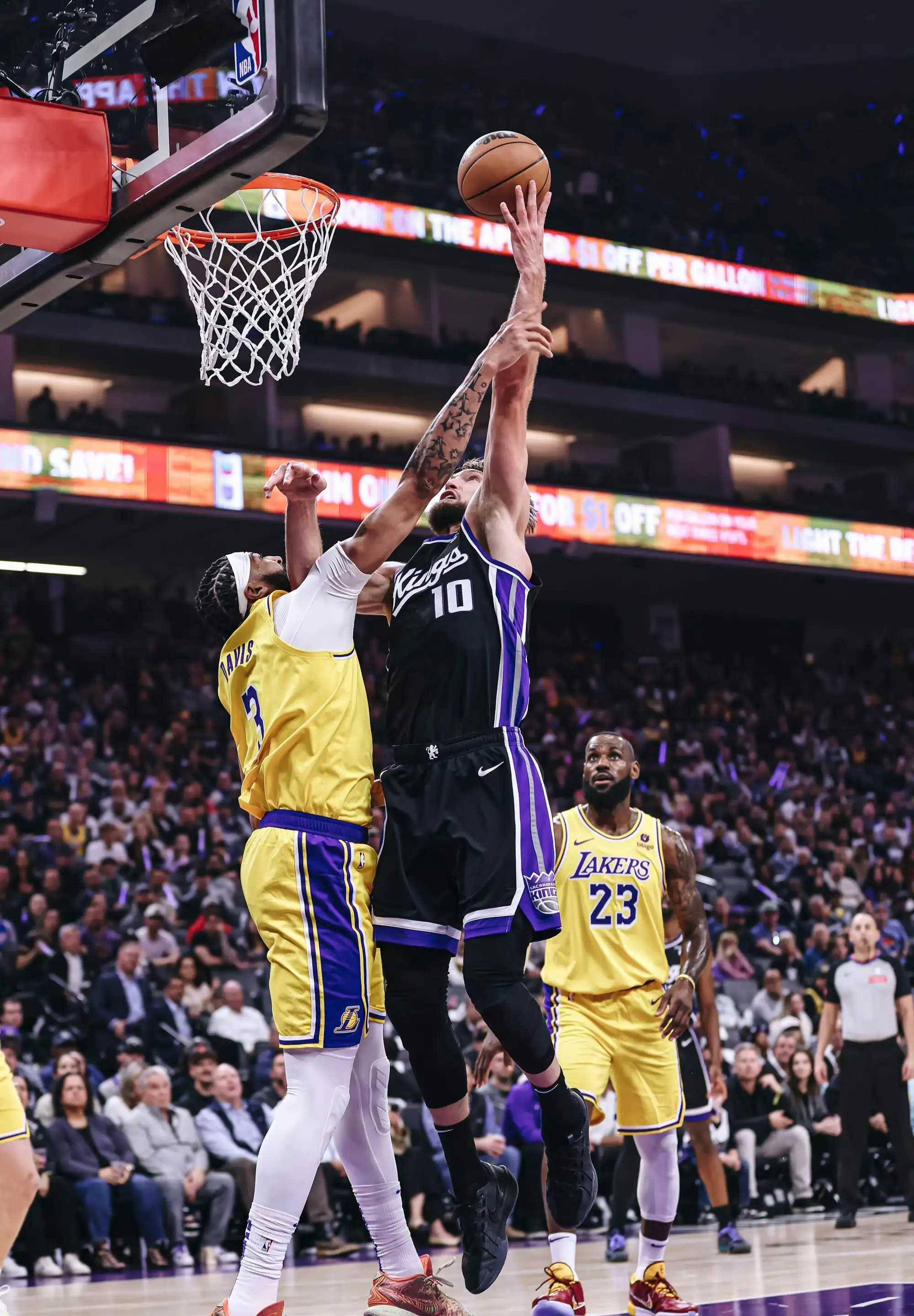 爱游戏2025必玩詹姆斯回归赛场，大胜首场状态亮眼，独行侠观众沸腾！的简单介绍