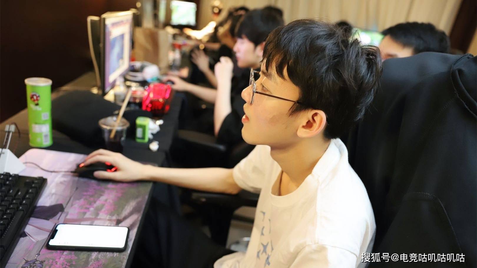 爱游戏官方推荐包含Scout迎来十五赛季高光表现，TES球迷沸腾！的词条